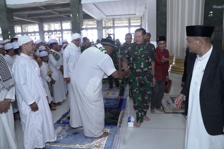 Panglima TNI Laksamana Yudo Margono mengajak para santri untuk bergabung ke TNI. Itu disampaikan Yudo Margono saat berkunjung ke Masjid Ar Riyadh Pesantren Hidayatullah, Balikpapan, Kalimantan Timur, Jumat (20/1/2023).