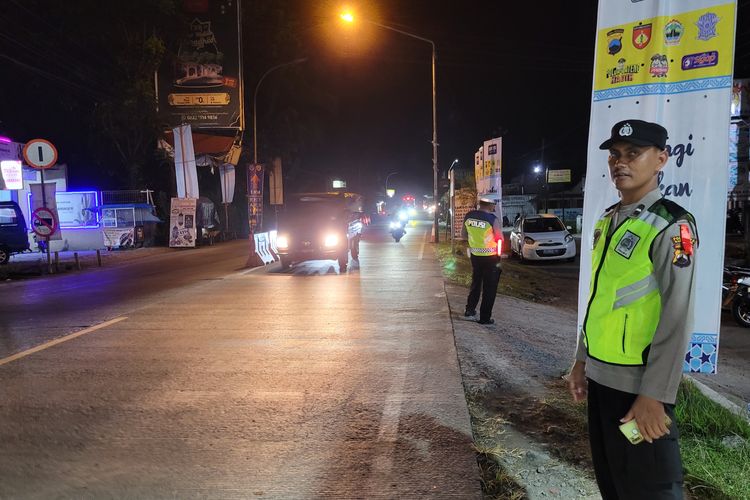 Arus lalu lintas di simpang jalan lingkar Ajibarang, Kabupaten Banyumas, Jawa Tengah, ramai lancar, Kamis (20/4/2023) malam.