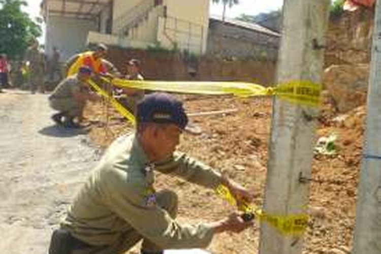 Bupati Semarang Mundjirin bersama dengan Satpol PP Kabupaten Semarang, Rabu (29/6/2016) siang, melakukan penutupan kegiatan penambangan tanah urug yang berlokasi di bukit Tegal Lepek, Kelurahan Sidomulyo, Ungaran Timur atau sekitar exit tol Ungaran (Sidomulyo).