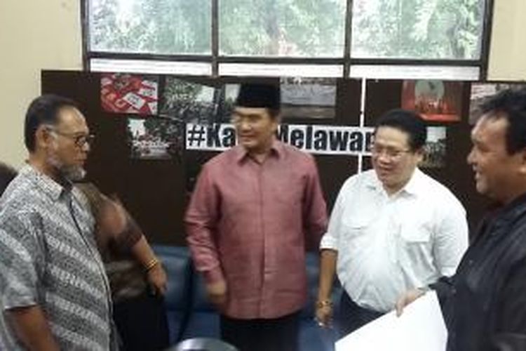Komisi Pengawas Advokat Peradi menyerahkan hasil penyidikan kepada Wakil Ketua nonaktif KPK Bambang Widjojanto, di Gedung YLBHI, Jakarta, Jumat (15/5/2015). Peradi sebelumnya menyidik dugaan kasus pelanggaran kode etik advokat yang dituduhkan kepada Bambang.