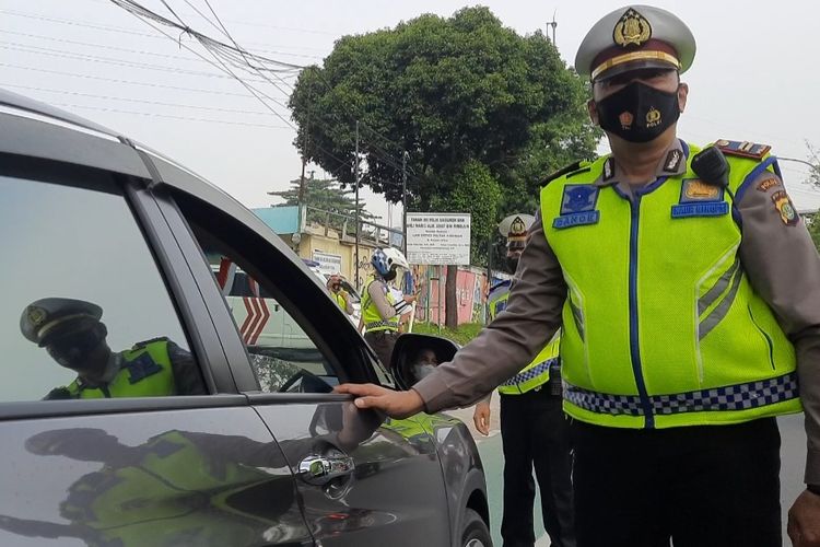 Polisi belum menilang pengendara mobil yang melanggar pemberlakuan ganjil genap di Jalan Pramuka, Utan Kayu Utara, Matraman, Jakarta Timur, Senin (6/6/2022).