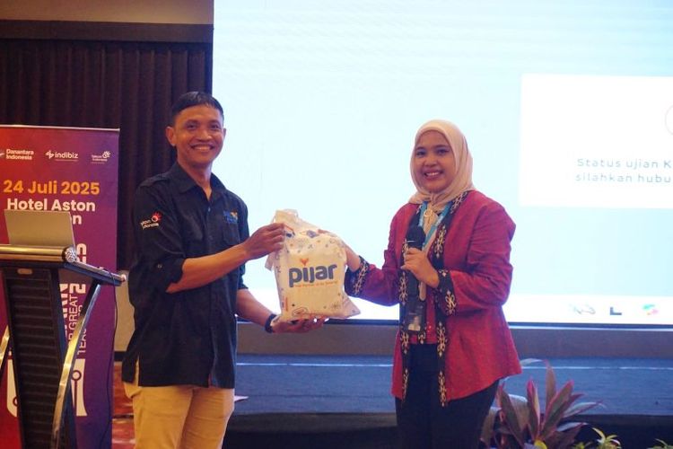 Narasumber Antonius Dimas, S.Pd, Gr. (Kiri) dan Manager SME Service Telkom Regional 2 Khoirina Fajar (Kanan) saat acara Indonesia Digital Learning (IDL) 2025, beberapa waktu yang lalu.