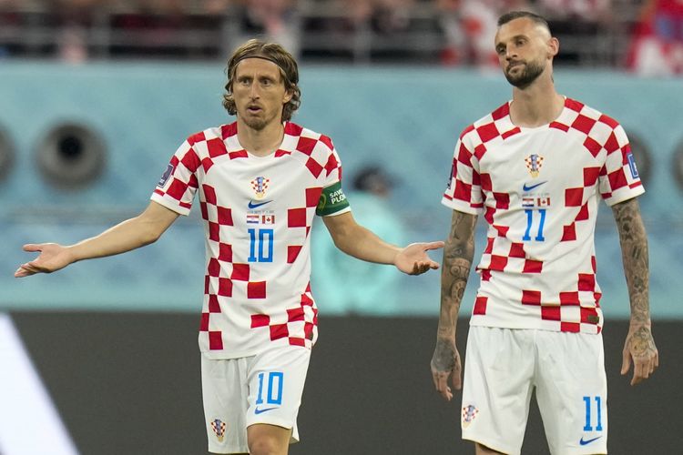Luka Modric (kiri) dan Marcelo Brozovic (kanan) dalam pertandingan Kroasia vs Kanada di penyisihan Grup F Piala Dunia 2022 di Stadion Internasional Khalifa, Doha, Qatar, Minggu (27/11/2022).
