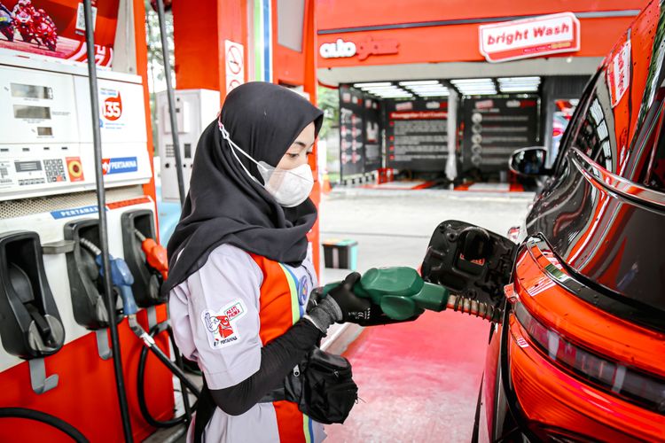 Ilustrasi pengisian BBM Pertamina Dex di SPBU Pertamina