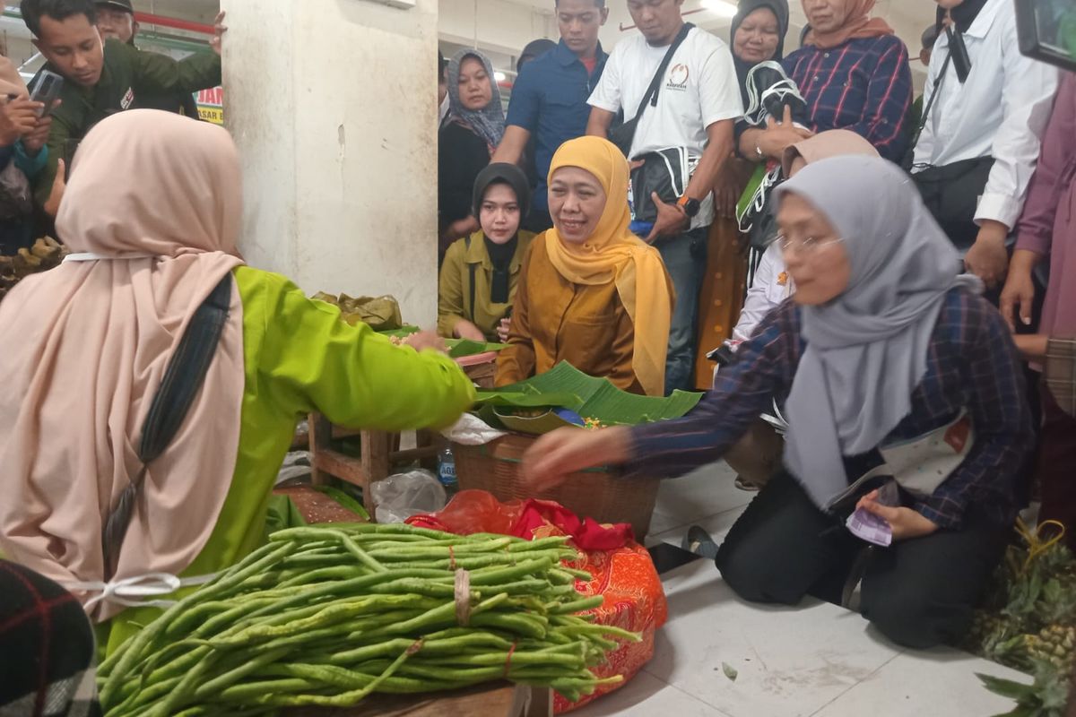 Calon Gubernur Jawa Timur nomor urut 02 Khofifah Indar Parawansa mendapatkan keluhan dari pedagang saat blusukan ke Pasar Besar Ngawi, Kabupaten Ngawi, Jawa Timur, Selasa (29/10/2024).