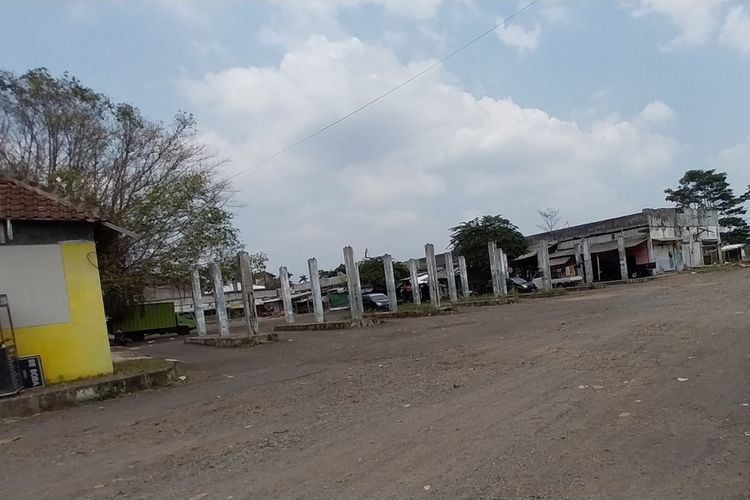Bangunan terbengkalai di bekas Terminal Cilembang Tasikmalaya, Jawa Barat, Rabu (1/11/2023).