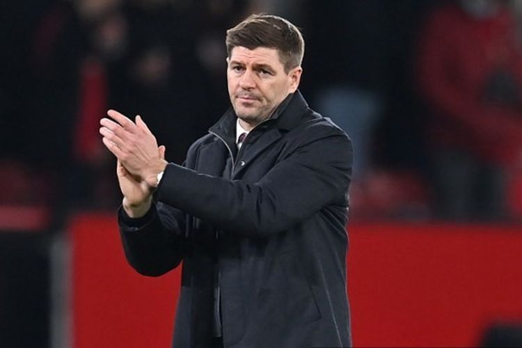 Pelatih Aston Villa, Steven Gerrard, mengapresiasi suporter di Villa Park usai laga melawan Manchester United pada pekan ke-22 Liga Inggris. Terdekat, Steven Gerrard akan mendampingi skuad asuhannya kala menjamu Manchester City pada pekan keenam Premier League, kasta tertinggi Liga Inggris, musim 2022-2023.