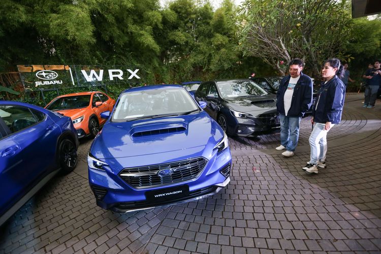 President Director Subaru Indonesia, Paula Dewiyanti (kanan) dan Chief Operating Officer Subaru Indonesia, Arie Christopher (kiri) berbincang saat acara Subaru WRX First Handover di Jakarta, Minggu (2/4/2023). Subaru menyerahkan 18 unit Subaru WRX (6 unit Subaru WRX dan 12 unit Subaru WRX Wagon) dan paket spesial merchandise kolaborasi Subaru dan Common Grounds pada pelanggan.