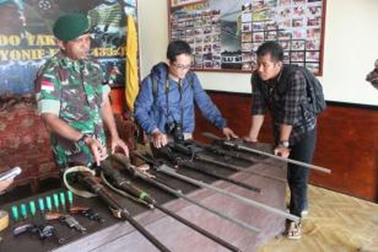 Warga di wilayah perbatasan Kabupaten Nunukan Kalimantan Utara serahkan belasan senjata api rakitan kepada satgas pamtas. Belasan senjata tersebur selama ini difungsikan sebagai alat berburu dan berjaga kebun.