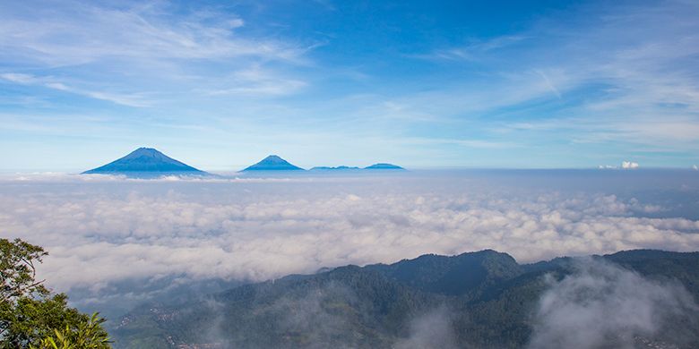Panorama Gunung Sumbing, Sindoro, dan Prau dari Gunung Telomoyo, serta pegunungan di sekitarnya.