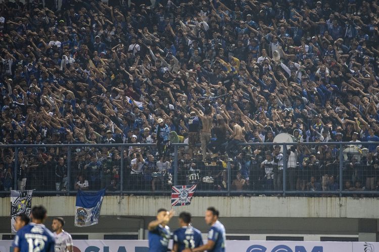 Suporter Persib Bandung memberi dukungan saat pertandingan Persib Bandung melawan Bali United FC pada Group C Piala Presiden 2022 di Stadion Gelora Bandung Lautan Api, Bandung, Jawa Barat, Minggu (12/6/2022). Persib bermain imbang 1-1 lawan Bali United FC. ANTARA FOTO/M Agung Rajasa/aww.