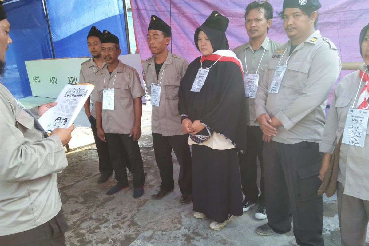 Petugas KPPS Di TPS 16, RW 02 Kelurahan Cilincing, Jakartau Utara, menggunakan pakaian laiknya tampilan pejuang kemerdekaan, saat bertugas menjaga TPS, Rabu (17/4/2019). 