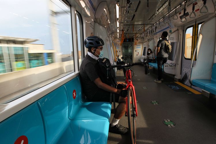 Warga membawa sepeda non-lipat masuk di gerbong kereta MRT, Jakarta Selatan, Kamis (25/3/2021). Sepeda non-lipat diperbolehkan masuk MRT pada jam khusus yaitu Senin-Jumat, dengan pengecualian jam sibuk pukul 07.00-09.00 WIB dan pukul 17.00-19.00 WIB.