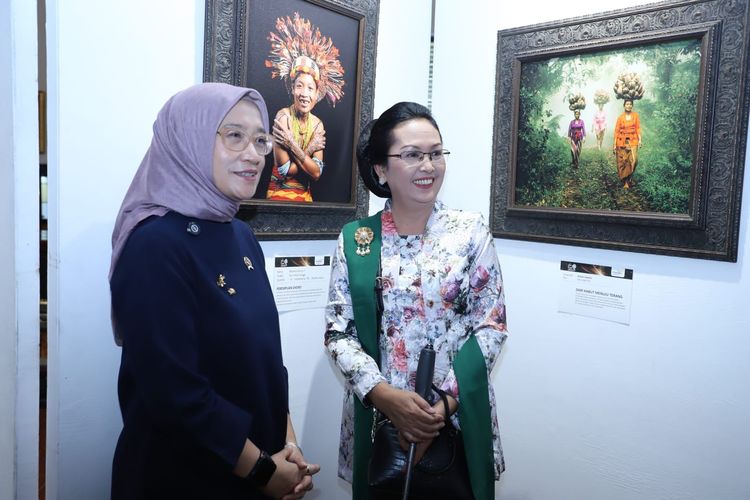 Menteri PANRB Rini Widyantini menampilkan karya foto yang menggambarkan peran perempuan dalam melestarikan tradisi.
