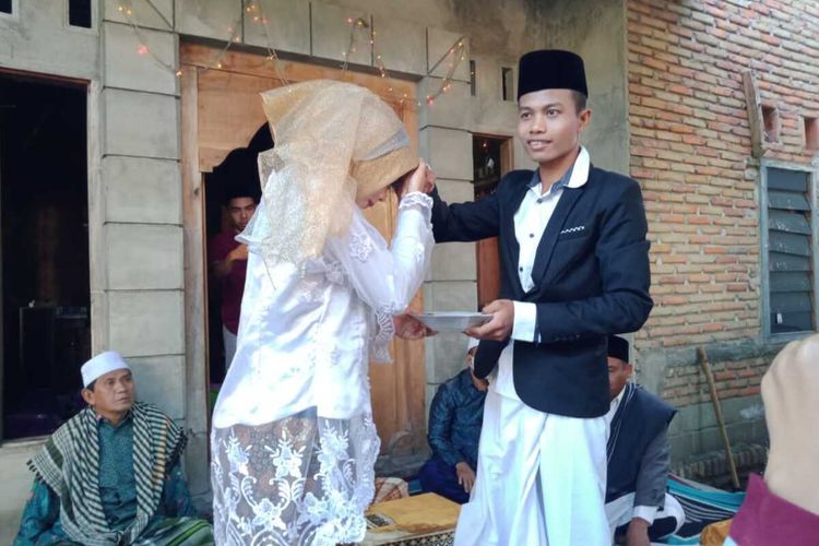 Foto Pahrurrozi dan Widiawati usai melangsungkan pernikahan dengan maskawin 1000 rupiah