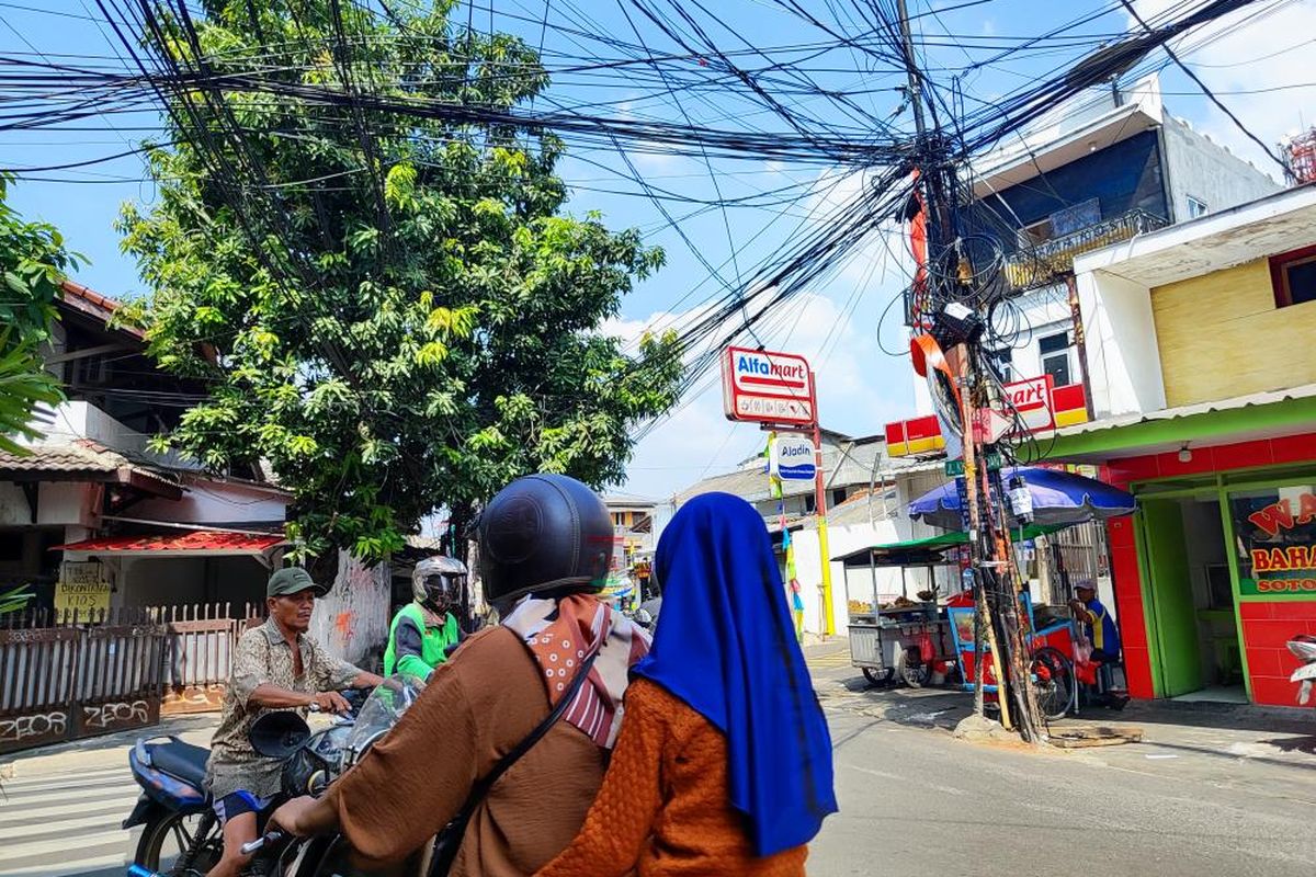 Kabel semrawut di Jalan Kyai H Syahdan, Kemanggisan, Palmerah, Jakarta Barat, Rabu (9/8/2023). 
