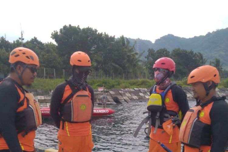 Tim SAR menghentikan pencarian terhadap korban yang terjun ke Selat Bali 