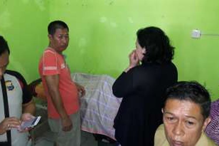 Sejumlah kerabat tengah histeris dihadapan jasad Makkatang Daeng Tompo (58), sopir angkot yang tewas saat menyetir angkotnya di jalur trans Sulawesi, Kecamatan Bajeng, Kabupaten Gowa, Sulawesi Selatan. Selasa, (19/07/2016).