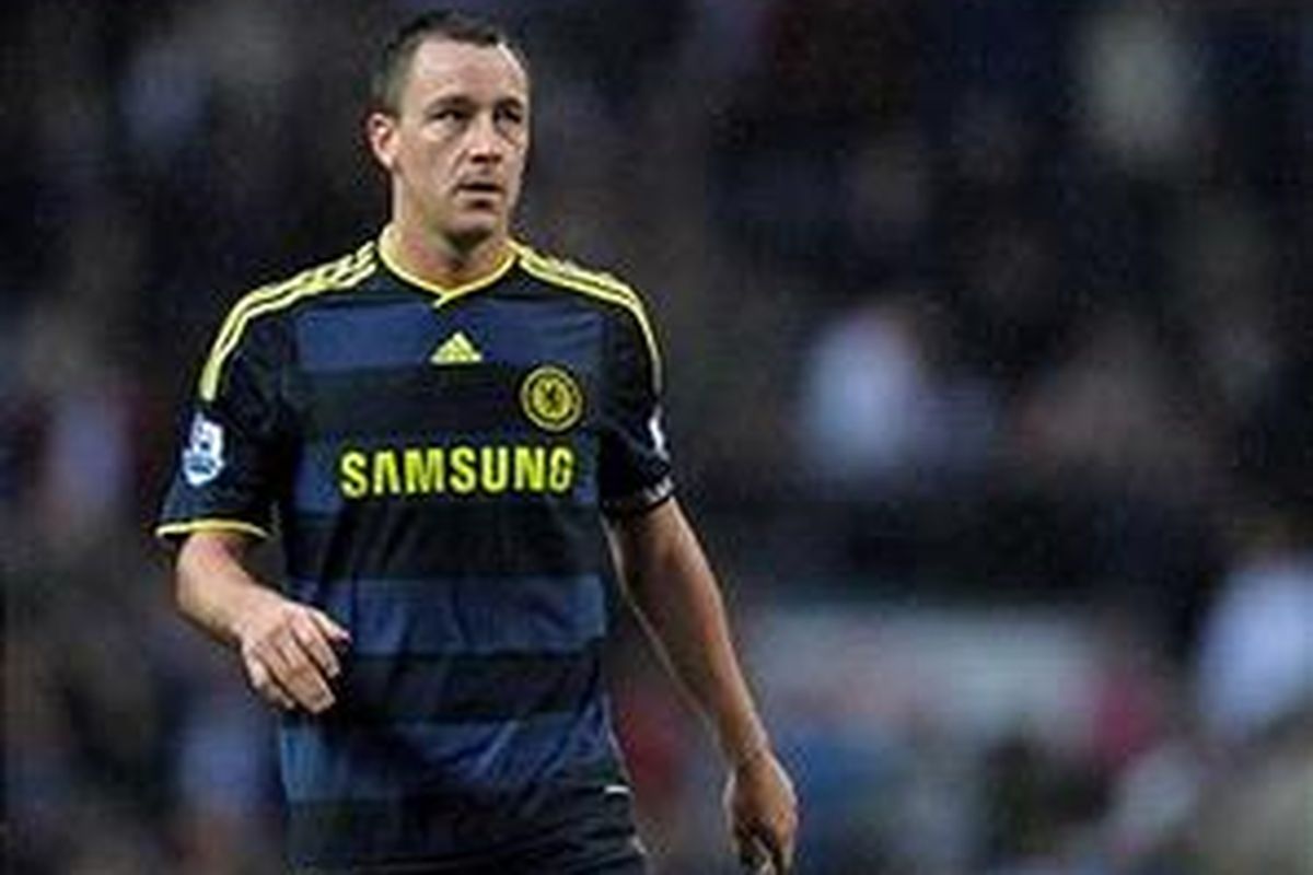 Kapten Chelsea, John Terry, dengan seragam tandang warna biru tua-muda dalam duel versus Blackburn Rovers, Minggu (21/3/2010).