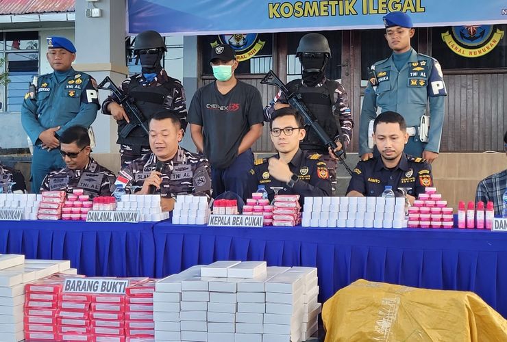 TNI AL Sita 1.832 Item Kosmetik Ilegal dari Malaysia, Disamarkan dalam Sembako