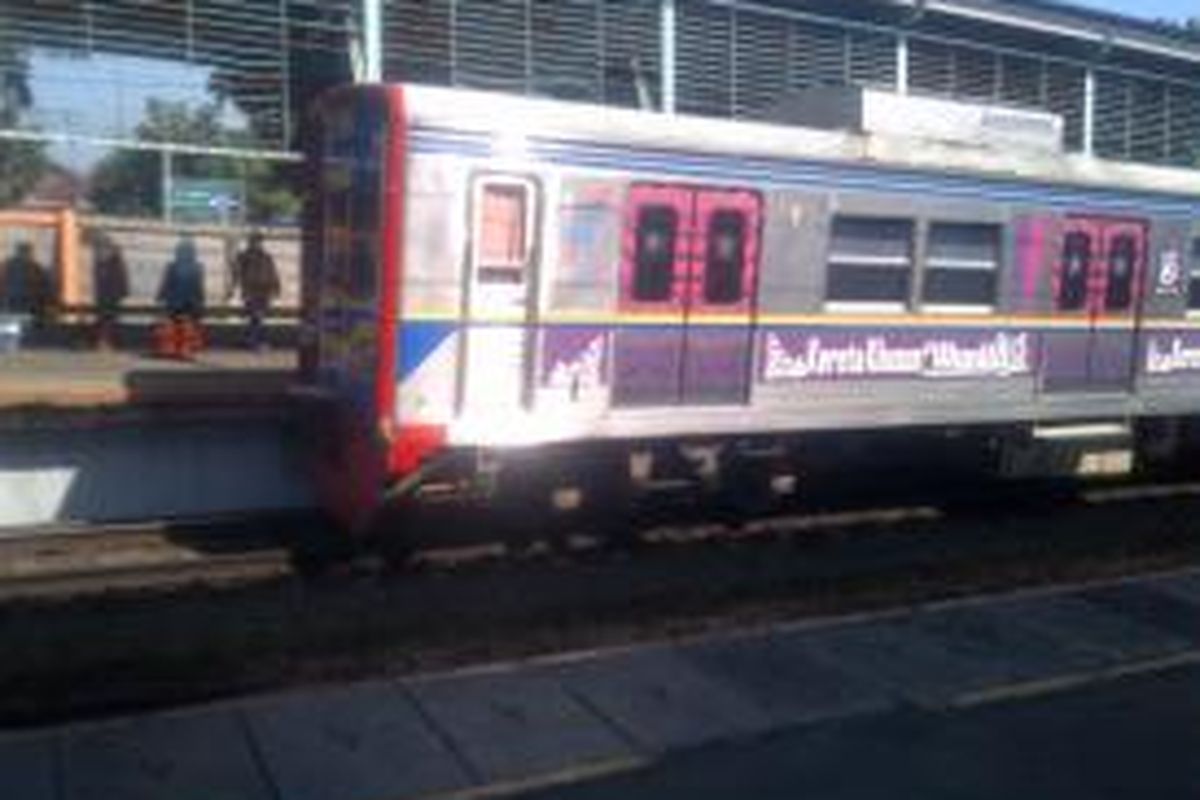 Kereta commuter line, gerbong khusus wanita di Stasiun Pasar Minggu.