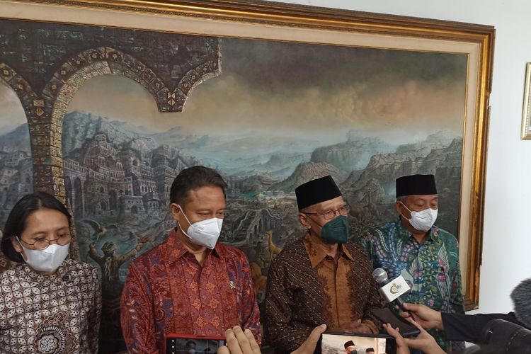 Menteri Kesehatan Budi Gunadi Sadikin (kedua dari kiri) melakukan doorstop bersama Ketua Umum Pimpinan Pusat Muhammadiyah Haedar Nashir (ketiga kiri) usai menghadiri acara penandatanganan nota kesepahaman bersama Muhammadiyah di Gedung Pusat Dakwah Muhammadiyah, Jakarta Pusat, Selasa (3/12/2022). 