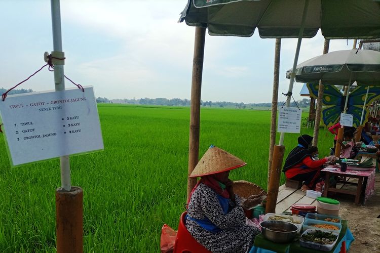 PTPN setiap akhir pekan menjual jajanan lawas seperti tiwul, getuk, grontol jagung, cenil yang disajikan menggunakan daun pisang. Transaksinya dengan kepeng, tiap kepeng dihargai Rp 2.000, Rabu (9/6/2021).