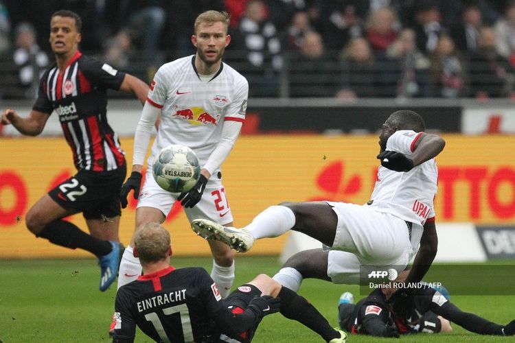 Frankfurts German midfielder Sebastian Rode (L) and Leipzigs French defender Dayot Upamecano vie for the ball during the German first division Bundesliga football match Eintracht Frankfurt vs RB Leipzig in Frankfurt, western Germany, on January 25, 2020. (Photo by Daniel ROLAND / AFP) / DFL REGULATIONS PROHIBIT ANY USE OF PHOTOGRAPHS AS IMAGE SEQUENCES AND/OR QUASI-VIDEO