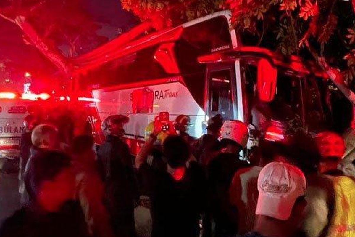 Kecelakaan bus pariwisata Sakhindra Trans melibatkan beberapa kendaraan terjadi di depan Batu Town Square (Batos) Kota Batu, Rabu (8/1/2025) malam. Kecelakaan maut di Kota Batu ini diduga akibat rem blong. 

