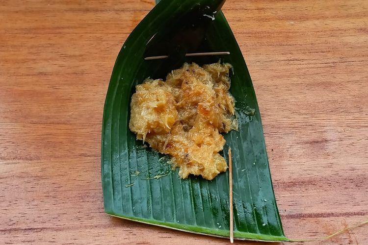 Kicak terbuat dari gatot, kelapa parut, dan gula. Jajan jadul ini dijual di Mpoksinah Klamben.