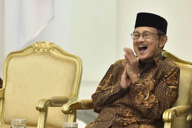 FOTO DOKUMENTASI. Presiden ke-3 RI sekaligus Ketua Dewan Kehormatan Ikatan Cendekiawan Muslim se-Indonesia (ICMI)  BJ Habibie tertawa saat pembukaan Silaturahmi Kerja Nasional (Silaknas) Tahun 2017 di Istana Kepresidenan Bogor, Jakarta, Jumat (8/12/2017). Habibie berharap peran ICMI bersama pemerintah dapat mengembalikan Pancasila sebagai pandangan hidup bisa diakumulasikan dalam kehidupan bermasyarakat melalui pembangunan yang pro-rakyat atau ekonomi pasar Pancasila. ANTARA FOTO/Puspa Perwitasari/pras/ama.