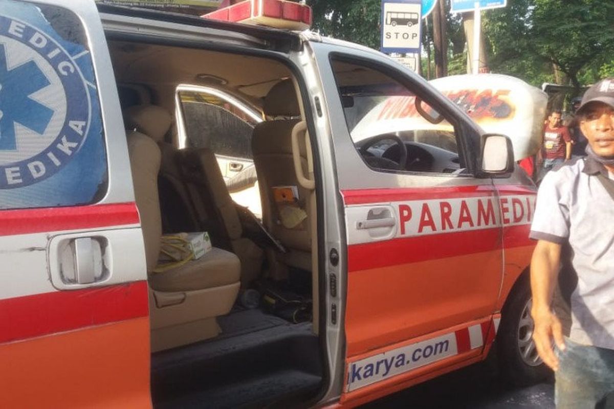 Satu unit mobil ambulans milik rumah sakit swasta di Jakarta terbakar pada bagian ruang mesin akibat korsleting di Jalan Kalimalang, Duren Sawit, Jakarta Timur, Sabtu (20/6/2020). 