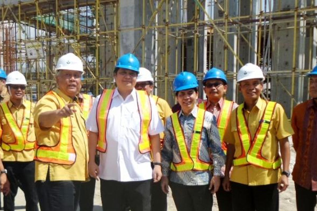 Menteri Perindustrian Airlangga Hartarto didampingi Dirjen Industri Kimia, Tekstil, dan Aneka (IKTA) Kemenperin Achmad Sigit Dwiwahjono bersama Direktur Utama PT Pupuk Indonesia (Persero) Aas Asikin Idat dan Direktur Utama PT Petrokimia Gresik Nugroho Christijanto meninjau pembangunan Fasilitas Produksi Amoniak dan Urea (Amorea) II PT Petrokimia Gresik di Gresik, Jawa Timur.