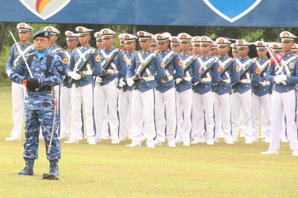 Para Taruna AAU (belakang) saat mengikuti upacara militer di Lanud Adisutjipto Yogyakarta.