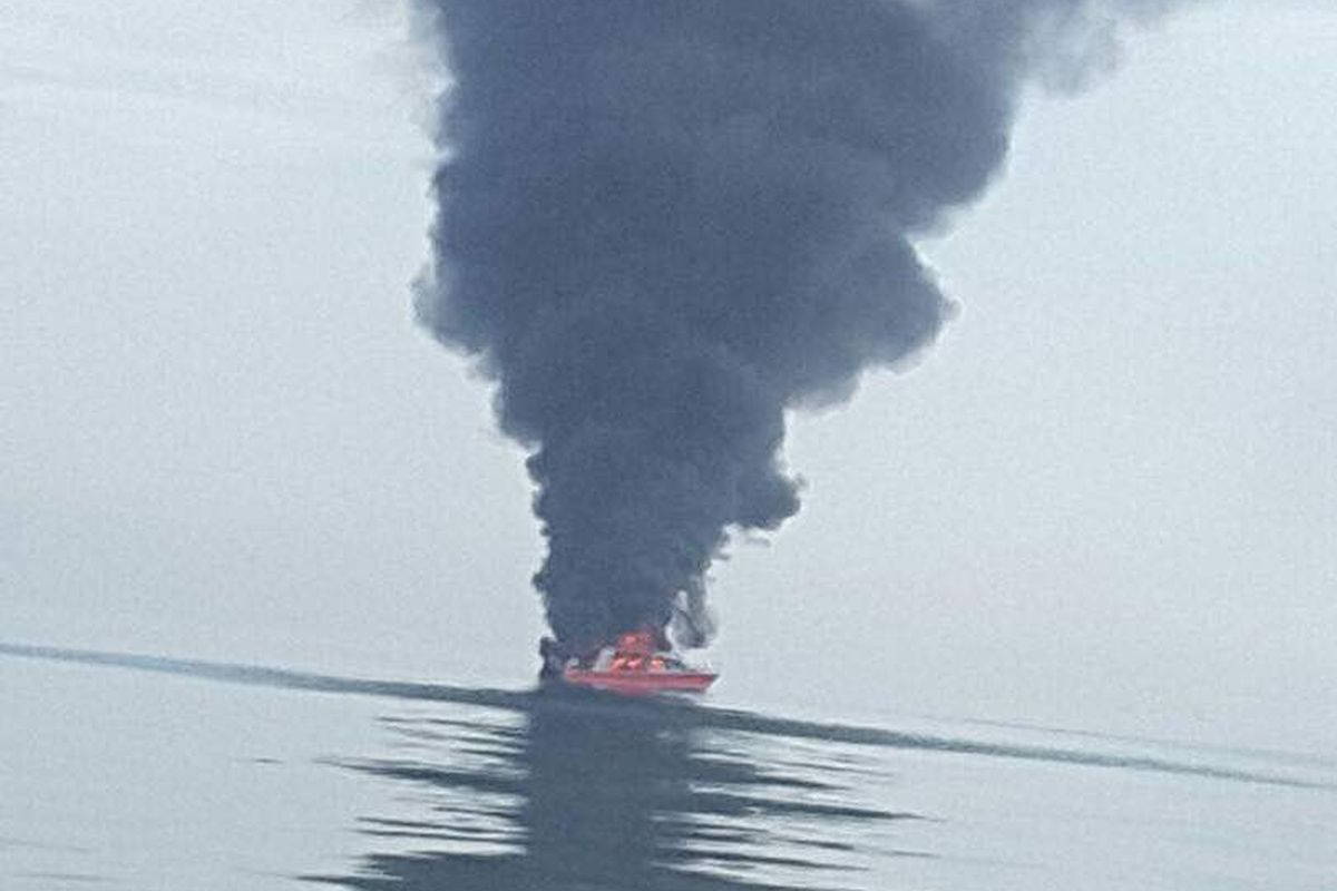 Sebuah speedboat terbakar di Kepulauan Seribu, Kamis (27/4/2017).