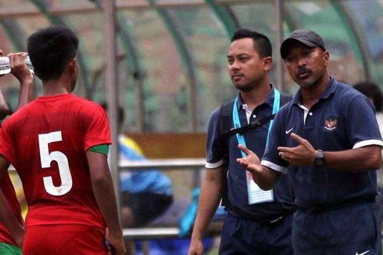 Pelatih tim nasional Indonesia U-16, Fachri Husaini (paling kanan).
