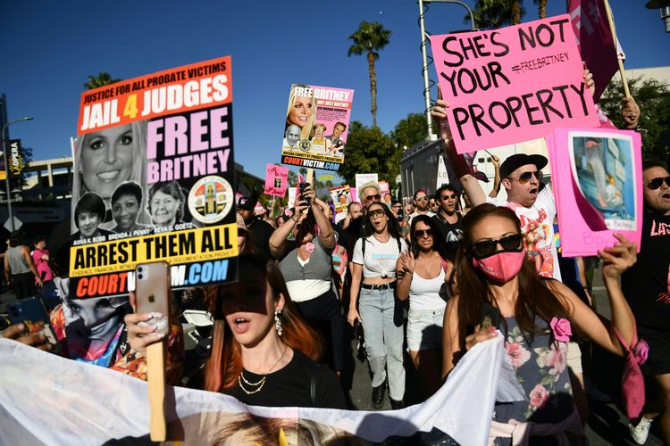 Supporters of the FreeBritney movement rally in support of musician Britney Spears for a conservatorship court hearing,  outside the Stanley Mosk courthouse in Los Angeles, California on November 12, 2021. A Los Angeles judge on Friday formally approved the process of ending the controversial guardianship that has controlled pop star Britney Spears' life for the past 13 years. (Photo by Patrick T. FALLON / AFP)