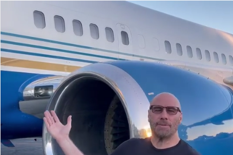 Aktor kawakan Hollywood, John Travolta baru mendapatkan lisensi untuk menerbangkan pesawat Boeing 737.