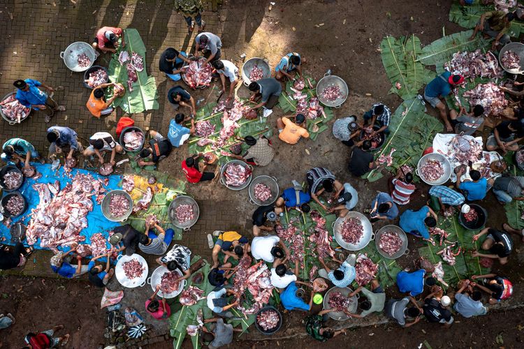 Foto udara warga bergotong royong menyortir daging kambing untuk dimasak dalam tradisi Nyadran di kompleks pemakaman Sentono, Kelurahan Ngijo, Gunungpati, Semarang, Jawa Tengah, Kamis (17/2/2021). Tradisi turun temurun penyembelihan hingga 57 ekor kambing, memasak daging dan dilanjutkan doa bersama serta ziarah ke petilasan tokoh ulama setempat KH Asyari serta makam keluarga itu sebagai wujud rasa syukur warga atas limpahan rezeki yang diberikan Allah SWT sekaligus dalam rangka menyambut bulan suci Ramadan.