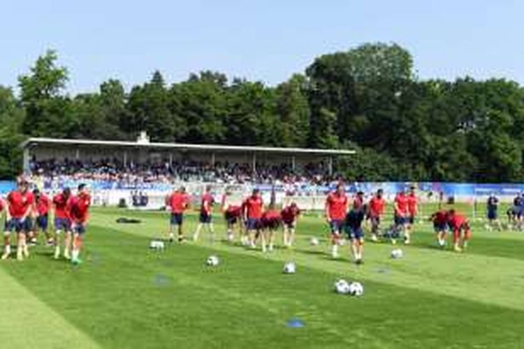 Pemain Inggris berlatih di Chantilly pada Selasa (7/6/2016). 