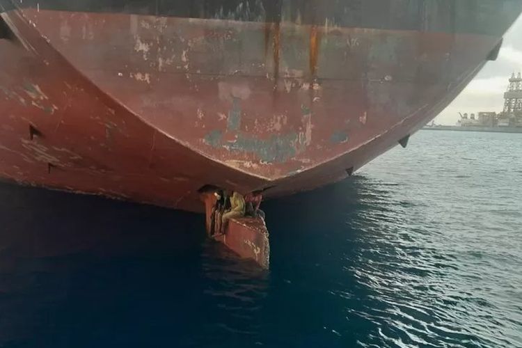 Tiga penumpang gelap ditemukan duduk di daun kemudi kapal tanker yang melakukan perjalanan 11 hari dari Nigeria ke Spanyol pada Selasa (29/11/2022).
