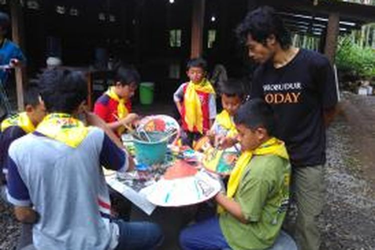 Siswa-siswa Sekolah ASA Kota Bekasi sedang belajar melukis bersama seniman KSBI 15 Borobudur, Kabupaten Magelang.