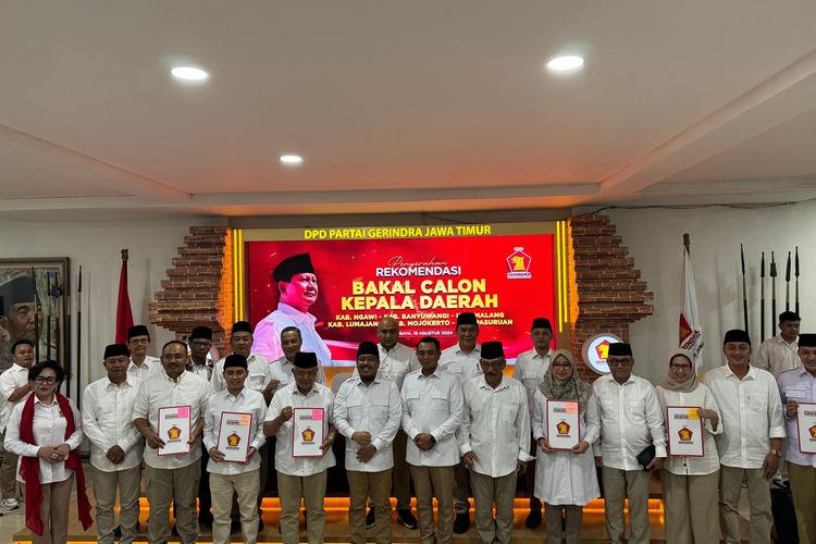 HM Sanusi saat menerima surat rekomendasi Partai Gerindra untuk Calon Bupati Malang bersama beberapa Calon Kepala Daerah Jawa Timur, Minggu (18/8/2024)