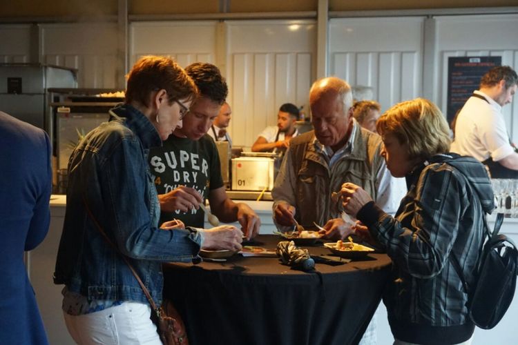 Masyarakat Belanda mencicipi kuliner Indonesia dalam Taste of Amsterdam.