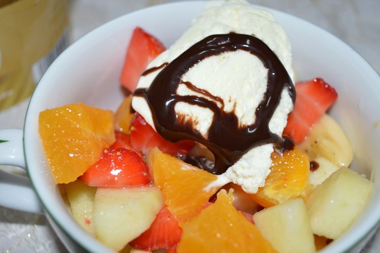 Ilustrasi es buah kekinian dengan topping es krim. 