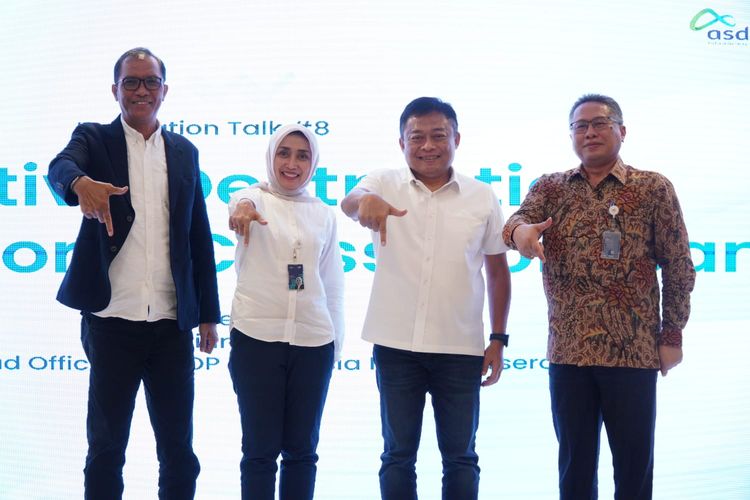 Dirut PT ASDP Indonesia Ferry Ira Puspadewi dan Dirut PT Telkom Ririek Adriansyah dalam kegiatan Innovation Talk ke-8.