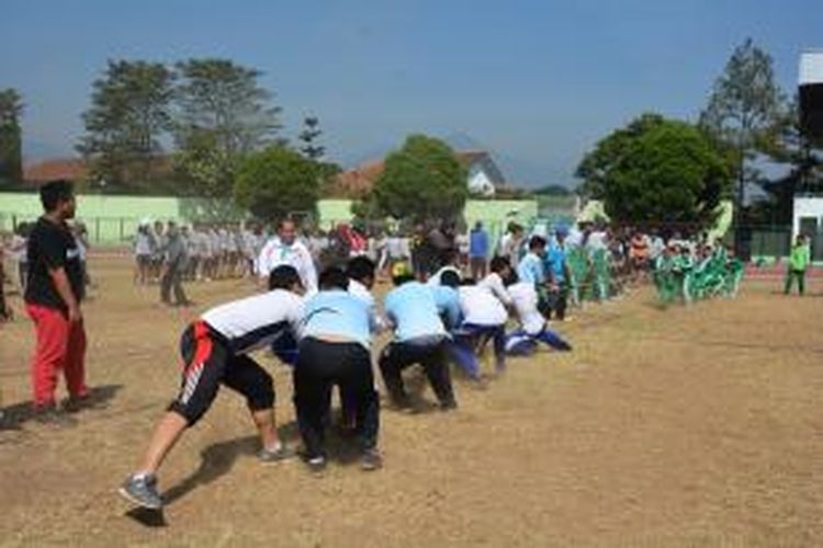 Lomba Olah Raga Tradisional/Rekreasi tingkat SMA dan SMP tingkat Kota Salatiga di Lapangan Kridanggo, Senin (24/8/2015).