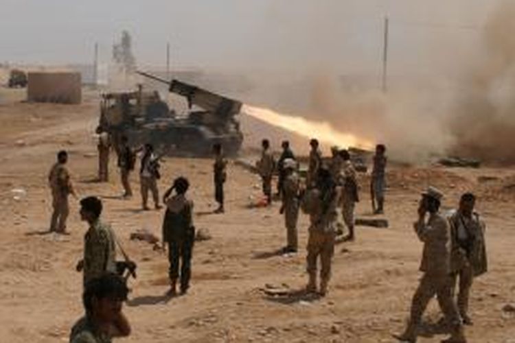 Pasukan Yaman berdiri dekat peluncur roket yang digunakan dalam operasi militer memberantas Al-Qaeda di wilayah selatan negeri itu.