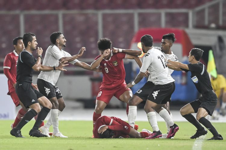 Pesepak bola tim nasional Fiji U20 Pawan Pratap Singh (kedua kanan) memukul pesepak bola tim nasional Indonesia U20 Hokky Caraka (tengah) dalam pertandingan uji coba internasional U20 di Stadion Utama Gelora Bung Karno (SUGBK), Senayan, Jakarta, Jumat (17/2/2023). Timnas Indonesia U-20 kalahkan Fiji U-20 dengan skor akhir 4-0. ANTARA FOTO/M Risyal Hidayat/foc.