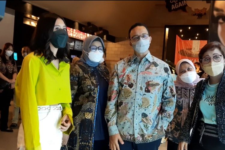 Shenina Cinnamon (berbaju hijau) dan Anies Baswedan (berbaju batik) saat menghadiri opening Jakarta Film Week 2021 di kawasan Thamrin, Jakarta Pusat, Kamis (18/11/2021)